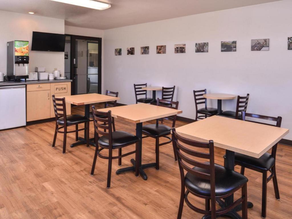 Americas Best Value Inn Missouri Valley Bagian luar foto