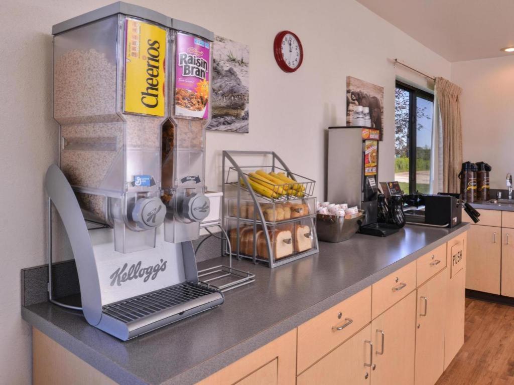 Americas Best Value Inn Missouri Valley Bagian luar foto