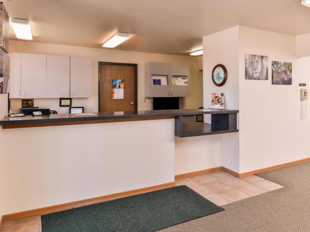 Americas Best Value Inn Missouri Valley Bagian luar foto